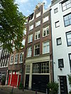 Pand met halsgevel met volutenafdekking