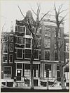 Overzicht twee gevels grachtenhuizen met stoepen - Amsterdam - 20319568 - RCE -  Grachtenhuis: Overzicht twee gevels grachtenhuizen met stoepen 