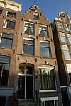 Huis met gevel onder rechte lijst met consoles