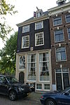Hoekhuis onder omlopend schilddak en -daklijst