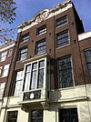 Fors huis met rechts aangebouwde lagere travee