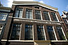 Vijf vensterassen breed pand met gevel onder geknikte lijst