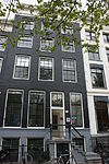 Huis waarvan de gevel xviiid/xixa geheel is vernieuwd en onder een rechte lijst met consoles is gebracht