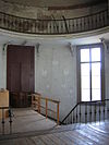 WLM - Minke Wagenaar - Artis, Het Groote Museum 08 - Het voormalig hoofdgebouw en Het Groote Museum werd in twee fasen gebouwd naar ontwerp van J. van Maurik. De meer dan levensgrote leeuw en tijger van Artis-kunstenaar J. Kaas die de entree flankeren, vervangen het oorspronke- lijke roofdierenpaar van J.J. Verdonck. Op de begane grond waren de Genootschapzalen en het cafÃ©-restaurant, thans Koningszaal en Tijgerzaal gevestigd, de verdieping was bestemd voor het Groote of ZoÃ¶logisch Museum. De oorspronkelijke inrichting is opmerkelijk goed bewaa…