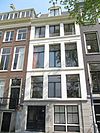 Huis onderdeel van oud huizenblok met doorlopend dwars dak