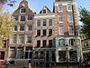 Huis onder schilddak en met een gevel onder rechte lijst