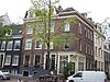 Dwarshuis van het type 'wevershuizen' in het noortse bos verhoogd