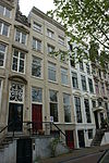 Pand met gevel met middenrisaliet