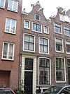 Pand met klokgevel met geblokte deuromlijsting