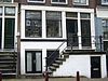 Pand met gevel onder klokvormige top met rollagen