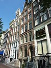 Huis met gevel onder klokvormige top