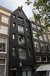 Pakhuis met gevel onder latere punttop