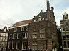 Vredenburgh-Amsterdam4 -  Huize Vredenburgh, Vredenburgersteeg 1 Amsterdam. Panden deels uit de 15e en 16e eeuw, aanbouw uit 1890 van architect A.C. Bleijs 