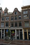Huis met 18e-eeuwse gevel onder klokvormige top