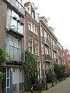 Pand met halsgevel met schelp in de afdekking