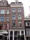 Huis met latere gevel onder rechte lijst waarop een dakvoorschot