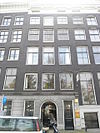 Pand met gevel onder rechte lijst met consoles en latere balustrade