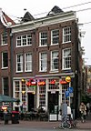 Hoekhuis met gevel onder rechte lijst