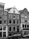 Pand met gevel onder gebeeldhouwde lijstvormige top