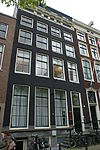 Pand met vierraamsgevel onder rechte lijst met consoles, triglyfen en attiek zeven louis
