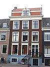 Huis met daklijst, deur en vensteromlijstingen en stoephekken