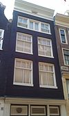 Zeedijk 86, Amsterdam -  Huis met gevel onder 19e-eeuwse rechte lijst 