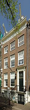 Pand met gevel onder triglyfenlijst