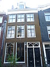Pand met gave gevel onder rechte lijst waarop dakkapel