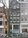Pand met klokgevel met deuromlijsting