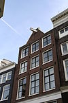 Pand met gevel onder modern punttopje