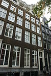 De Groote Keijser, pand met gevel onder gesneden verhoogde lijst en attiek, met gesneden deuromlijsting