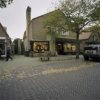 Overzicht voorgevel vanaf straatzijde