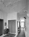 INTERIEUR, OVERZICHT VESTIBULE EN GANG NAAR ACHTERGEVEL, STUCPLAFONDS - Beverwijk - 20299081 - RCE -  Hofstede van Jan Bicker: INTERIEUR, OVERZICHT VESTIBULE EN GANG NAAR ACHTERGEVEL, STUCPLAFONDS 