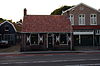 Lage woning, gevel met rechte gootlijst, roedenverdeling vensters 2012-09-08 19-40-03 -  Lage woning, gevel met rechte gootlijst, roedenverdeling vensters 