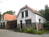 Koetshuis, Duin en Bosch, Castricum.JPG -  Koetshuis met paardenstal en koetsierswoning
