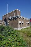 Overzicht toegangspoort met werkplaats, voormalig Duits logement - Huisduinen - 20343274 - RCE -  Logement Duitse Officiren/Atlantikw: Overzicht toegangspoort met werkplaats, voormalig Duits logement (opmerking: Gefotografeerd voor het Monumenten boek, Karel Loeff) 