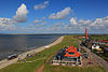 WLM - Lumperjack - Skyline Huisduinen - Foto is genomen vanaf het oude kunstwacht torentje. Het evenement wat op de dijk gaande is, is de Eurocup kickbike race. Op de voorgrond eetcafe 