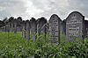 Joodse Begraafplaats Diemen, Veld B-3 -  Veld B bevat graven met staande stenen opgesteld in 83 evenwijdige rijen. Het vroegste te dateren graf is van 1928. De stenen (een hardsteensoort, bij uitzondering marmer) zijn min of meer gelijk van vorm en formaat en bevatten in vrijwel alle gevallen alleen tekst, in het Hebreeuws, Nederlands of in beide talen. 