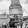 Zicht op de molen met werkende rietdekkers, molen stond tot 1897 in Zaandam-Oost onder de naam De Bootsman - Oosterblokker - 20036352 - RCE -  Krijgsman/ Pelmolen De Bootsman: Zicht op de molen met werkende rietdekkers, molen stond tot 1897 in Zaandam-Oost onder de naam De Bootsman (opmerking: Van deze molen is ook een Sipman-tekening) 