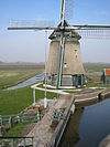 MolenVanafDijk.JPG -  Eigen foto: Molen aan Westfriese ringdijk bij Schellinkhout. Laat goed het hoogteverschil zien in de polder en de boezem. GerardM 9 mrt 2004 12:56 (CET)