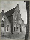 Voorgevel aan straat - Edam - 20324521 - RCE -  huis: Voorgevel aan straat (opmerking: Op de foto is op venster van huis links een verdeling getekend; ook aanpassingen aan geveltoppen) 