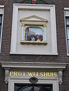 Grote Kerkstraat 23 detail.JPG - Gevelsteen met voorstelling spelende kinderen. voormalig Protestants weeshuis in Edam