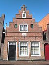 Vissersdijk 44, Enkhuizen.JPG -  Nieuwe, gedichte pui, originele trapgevel. Pand is eigendom van Vereniging Hendrick de Keyser. 