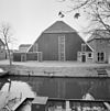 Overzicht voorgevel met gracht - Enkhuizen - 20339141 - RCE -  Boerderijen: Overzicht voorgevel met gracht 