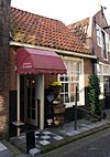 Laag pandje met groot venster waarin roeden