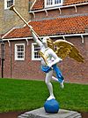Engel binnenplaats Binnenmuseum Enkhuizen -  Faam op de binnenplaats Zuiderzeemuseum (Binnenmuseum) te Enkhuizen. Kopie van een dergelijke faam uit de Zaanstreek.