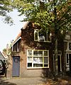 Pand met hoge trapgevel met blokken