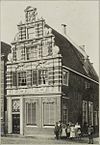 Voorgevel en zijgevel rechts - Enkhuizen - 20326676 - RCE -  Voorgevel en zijgevel rechts (opmerking: Poserende kinderen) 