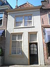 Westerstraat 80, Enkhuizen.JPG -  Pand met bescheiden gepleisterde gevel onder oude zadeldakkap 