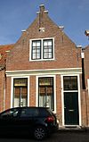 Pand met eenvoudige puntgevel; pui gewijzigd